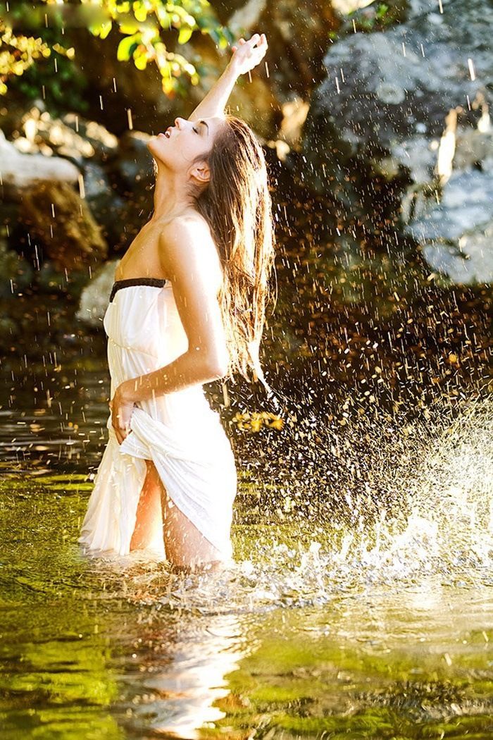 Marie Avgeropoulos in Hama