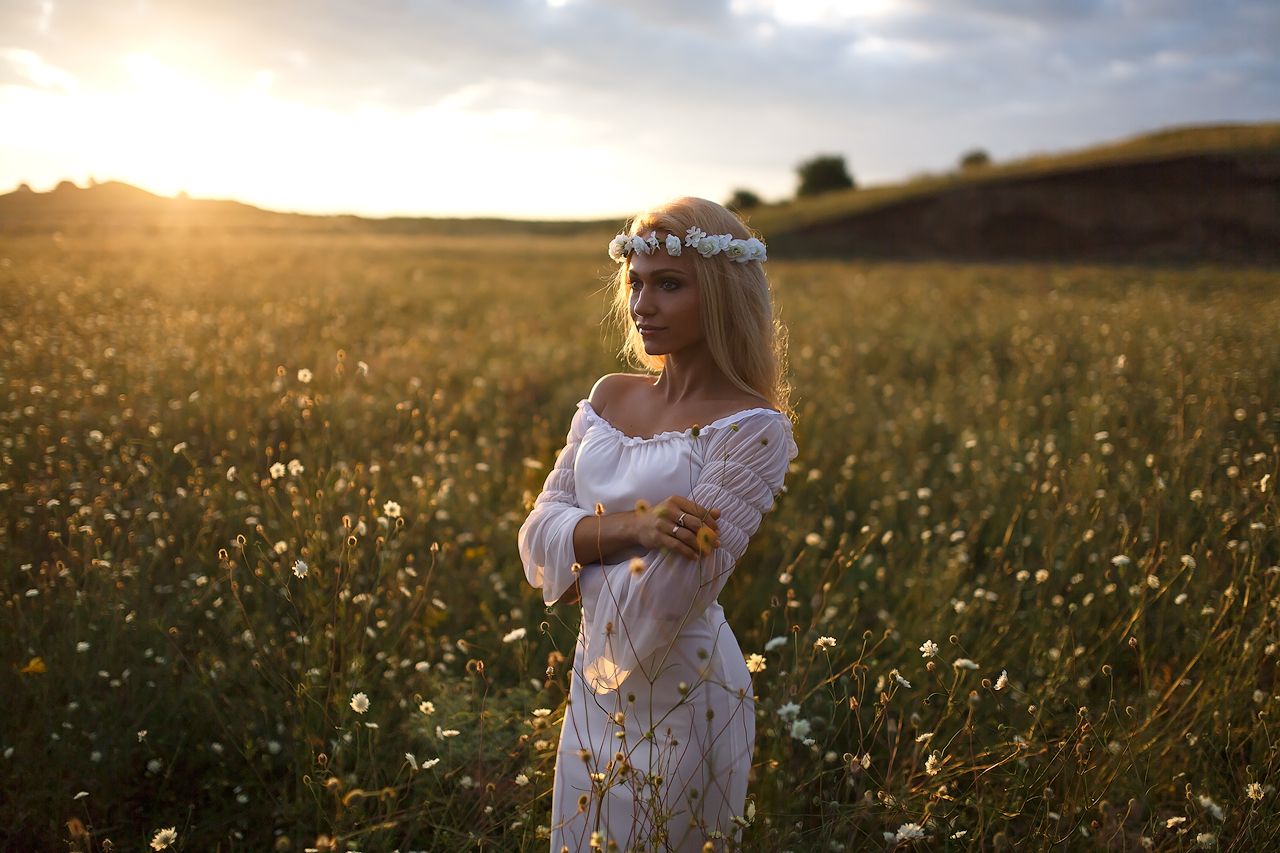 Girls in Slavic costumes in Hama