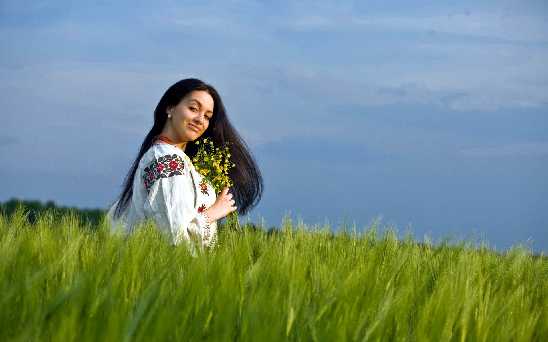 Girls in Slavic costumes in Hama