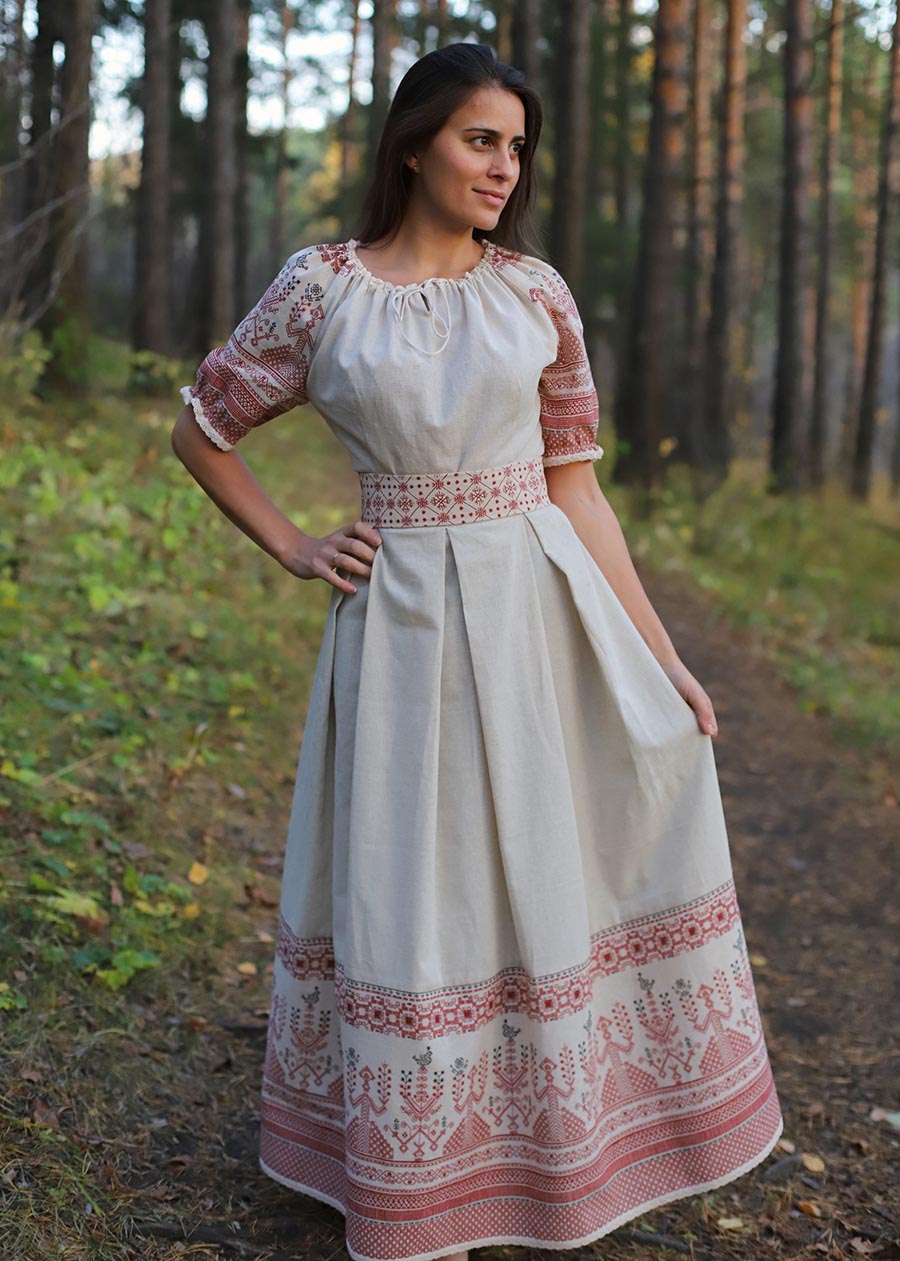 Girls in Slavic costumes in Hama
