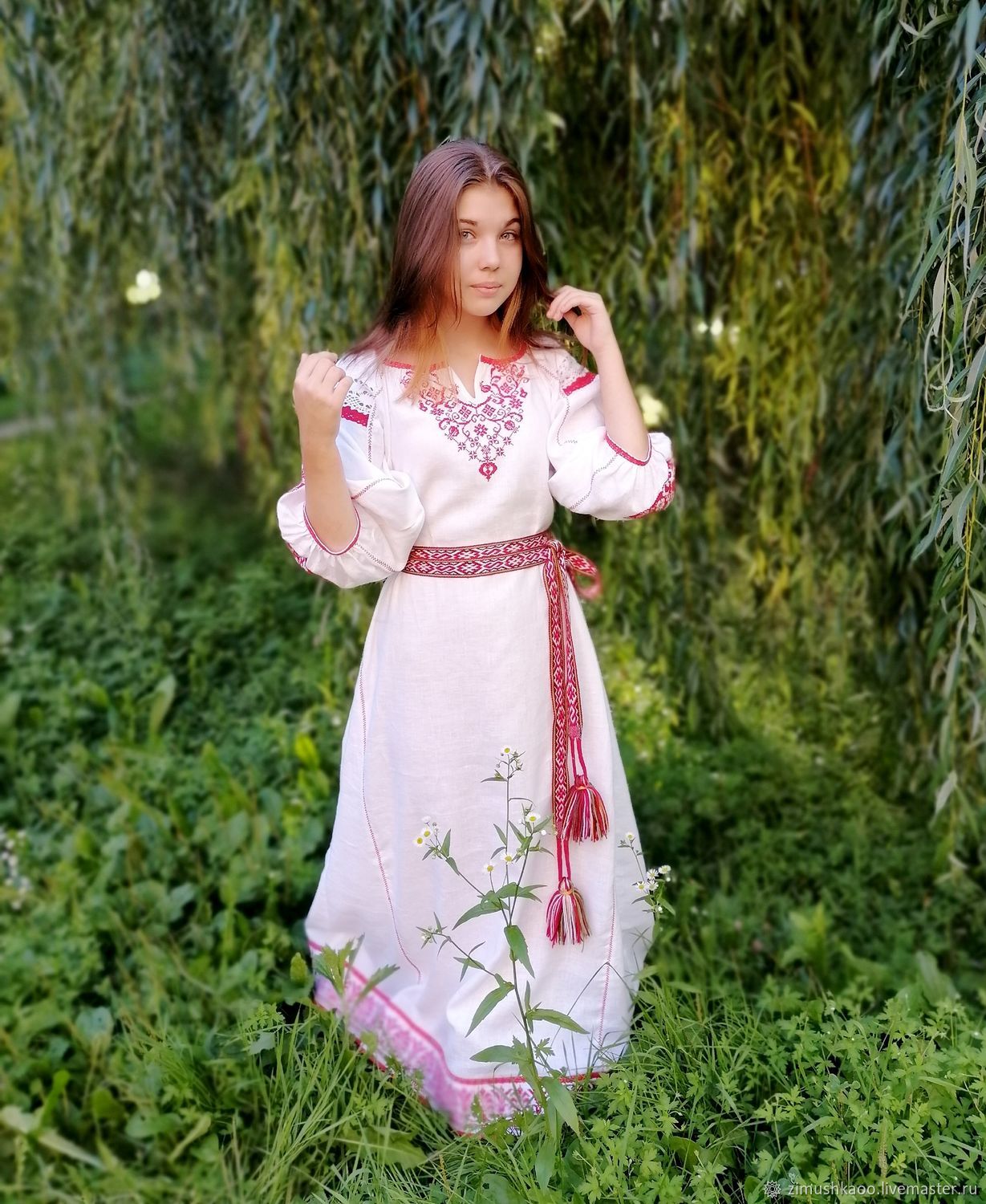 Girl Girls in Slavic costumes in Hama