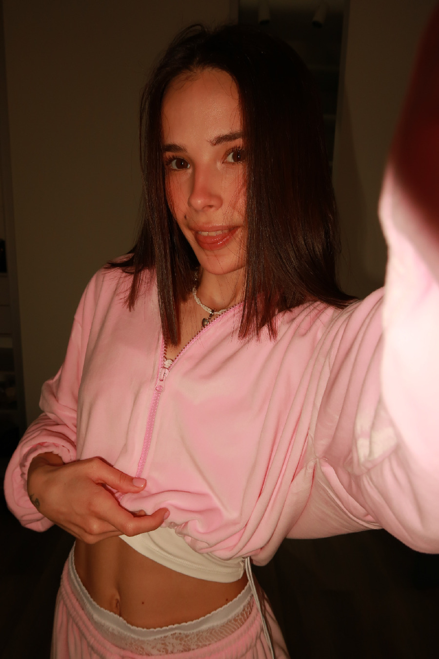 Tina brings the glow — live moments in Hama